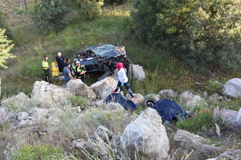 Kütahya'da otomobil şarampole yuvarlandı! Anne ile kızından acı haber geldi - Resim: 1
