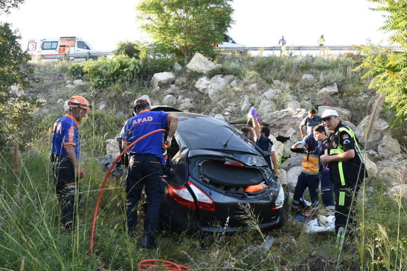 Kütahya'da otomobil şarampole yuvarlandı! Anne ile kızından acı haber geldi - Resim: 4