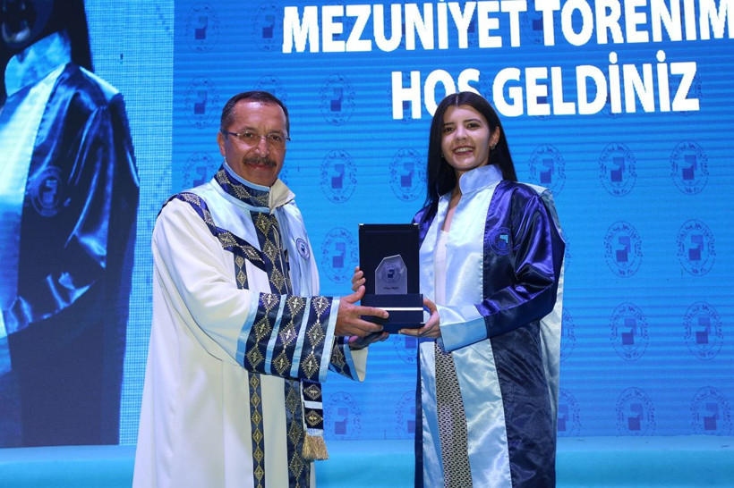 Güvenlik görevlisi olarak başladığı üniversiteden üçüncülükle mezun oldu - Resim: 2