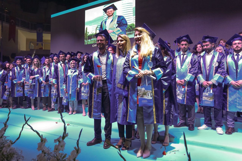 Güvenlik görevlisi olarak başladığı üniversiteden üçüncülükle mezun oldu - Resim: 4