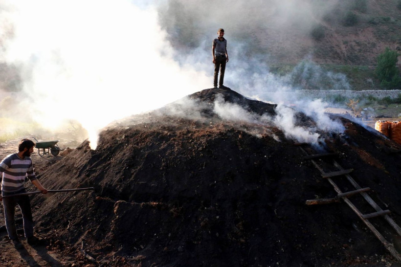 Dumanlar içindeki ekmek mücadelesi! Bakın ne üretiyorlar - Resim: 4