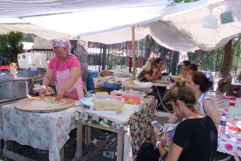 İzmir'de kurulan bu pazarda erkeklere yer yok - Resim: 1