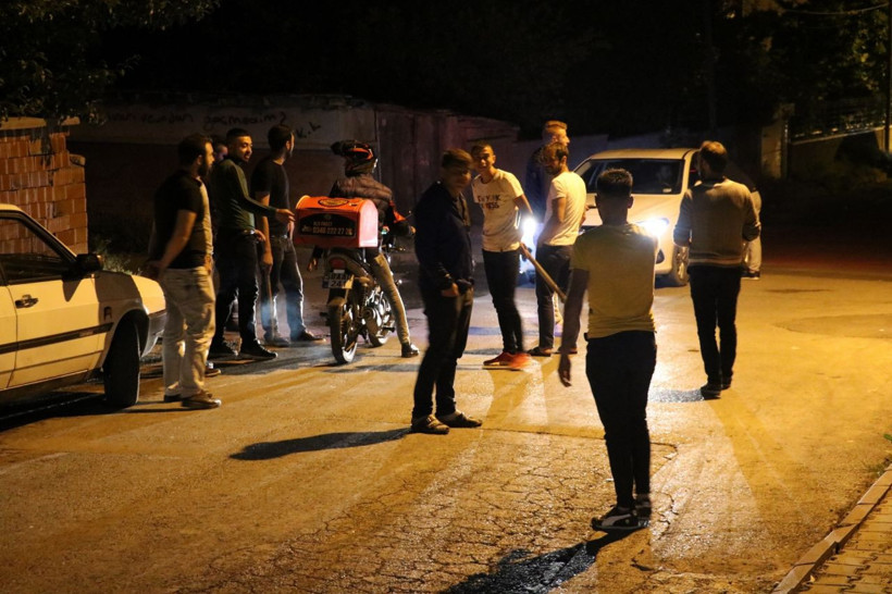 Sivas'ta mahalle ayakta! Sopalarla nöbet tutuyorlar - Resim: 1