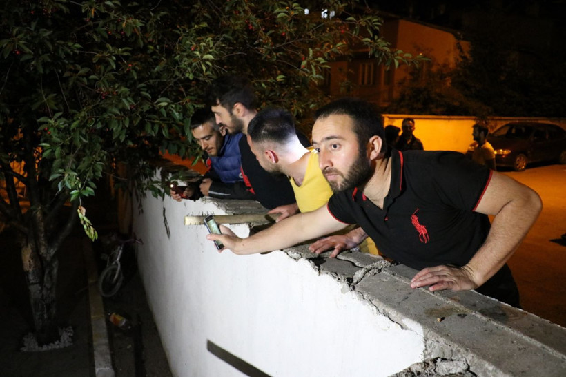 Sivas'ta mahalle ayakta! Sopalarla nöbet tutuyorlar - Resim: 2