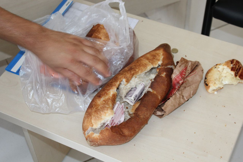 Dilencilere yapılan uygulamada ekmek arasında para çıktı - Resim: 1