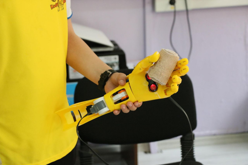 Manisa'da 13 yaşındaki öğrenci arkadaşının babası için protez el yaptı gönülleri fethetti - Resim: 3