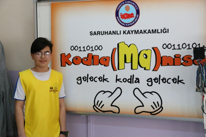 Manisa'da 13 yaşındaki öğrenci arkadaşının babası için protez el yaptı gönülleri fethetti - Resim: 2