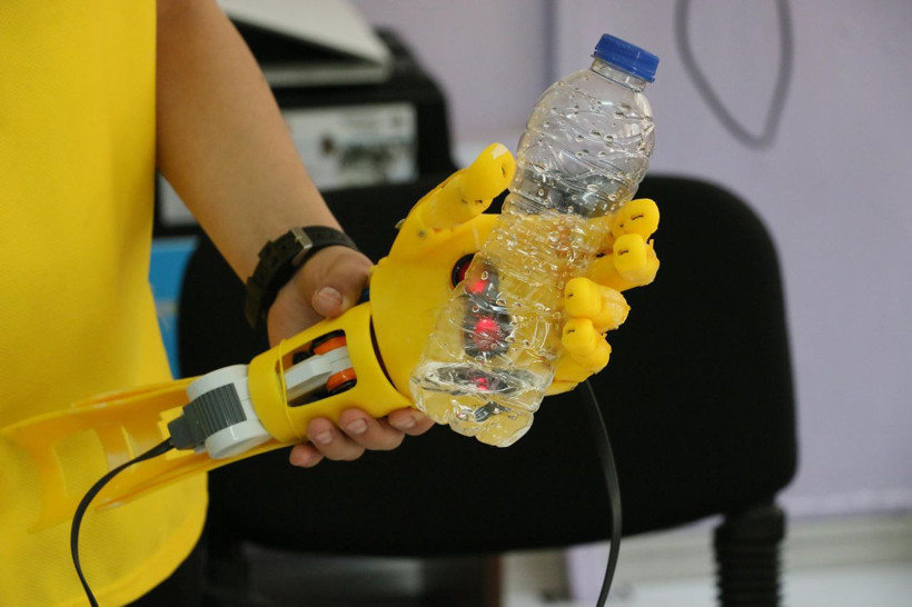 Manisa'da 13 yaşındaki öğrenci arkadaşının babası için protez el yaptı gönülleri fethetti - Resim: 4