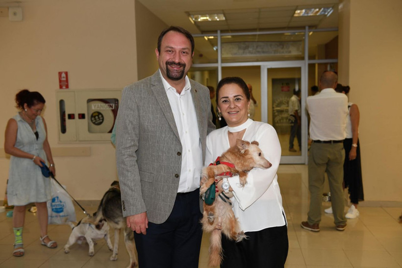 İzmir Çiğli Belediyesi'nde görülmemiş uygulama! Evcil hayvanlarıya işe geliyorlar - Resim: 2
