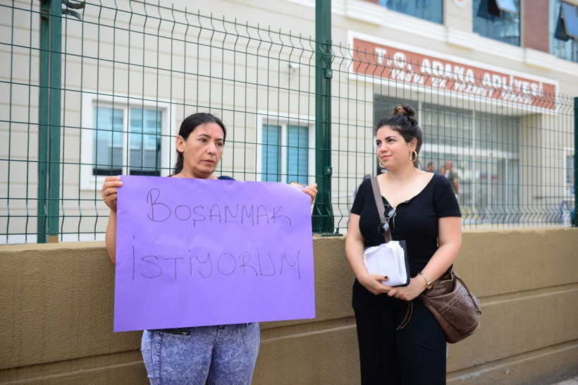 Adliye önünde tek kişilik eylem! Şiddet gördüğü eşinden boşanamadı - Resim: 4
