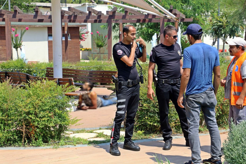 Antalya'da görenler hayrete düştü! Bankta güneşlenir gibi uzanıyordu - Resim: 2