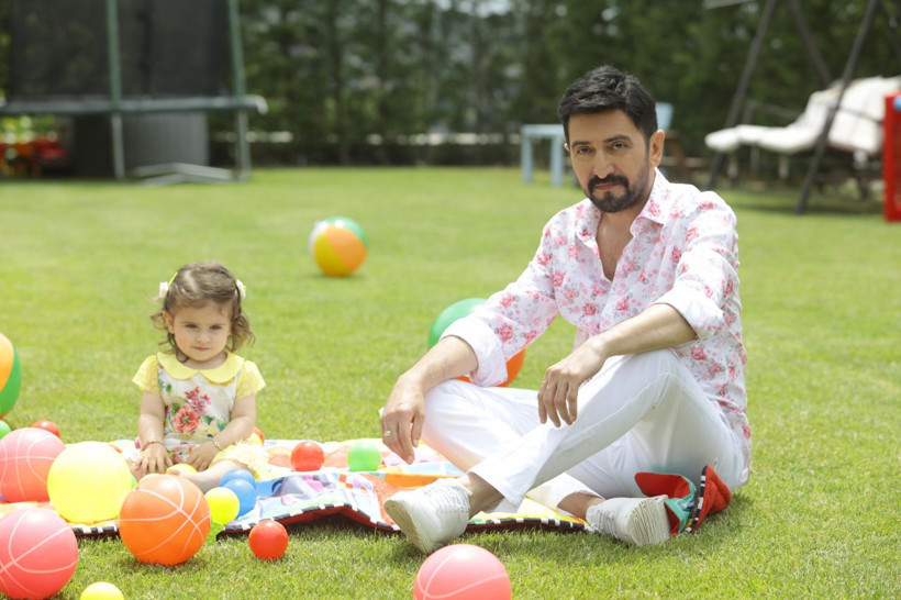 Sevilen şarkıcı Ferman Toprak klibinde bakın kimi oynattı - Resim: 1