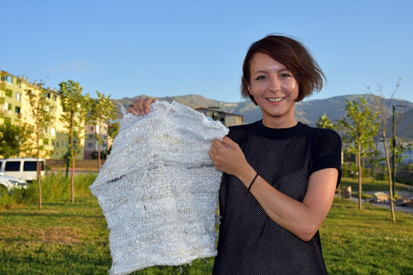 Çöplerden topladığı poşetlerle bakın neler yapıyor! - Resim: 1