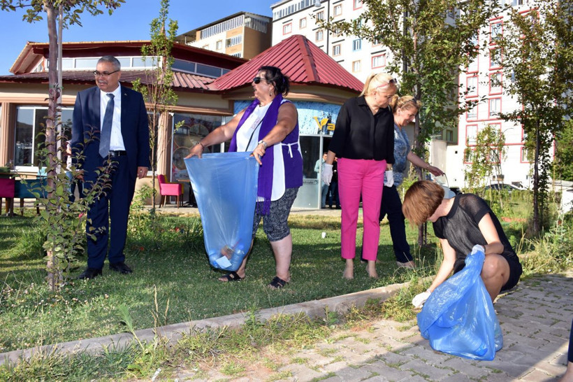 Çöplerden topladığı poşetlerle bakın neler yapıyor! - Resim: 4