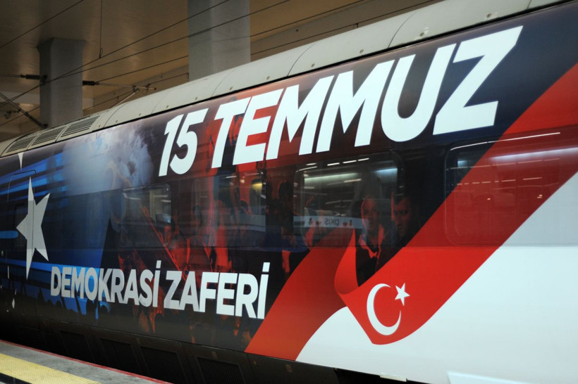 Yüksek Hızlı Tren 15 Temmuz'a özel giydirildi görenler heyecanını gizleyemedi - Resim: 2