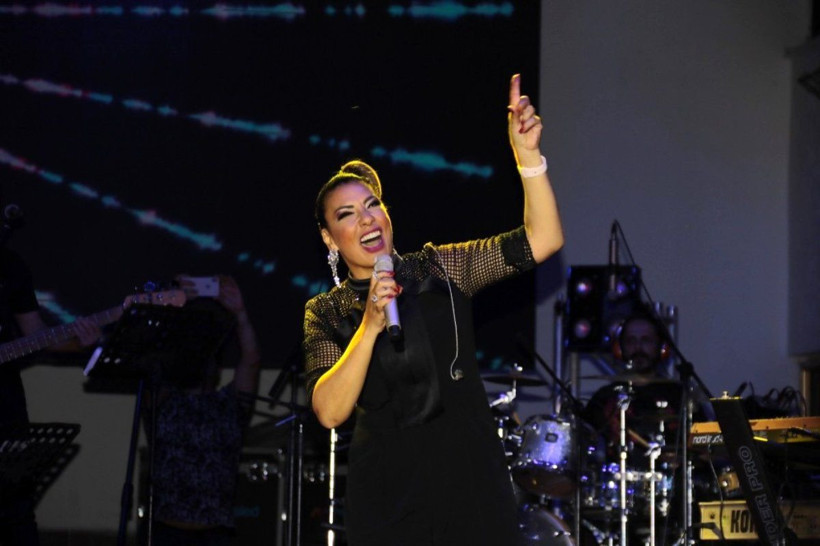 Işın Karaca'dan tıklanma tepkisi 25 yıldır ünlüyüm başıma vurmadı - Resim: 1