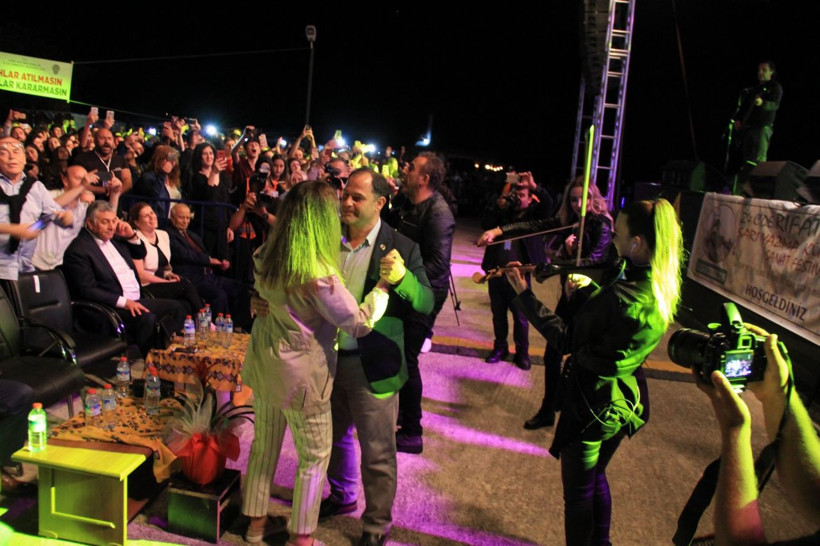 Haluk Levent 10 bin nüfuslu ilçede 20 bin kişiye konser verdi - Resim: 2