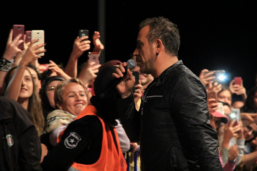 Haluk Levent 10 bin nüfuslu ilçede 20 bin kişiye konser verdi - Resim: 3