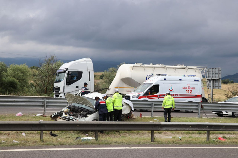 Bolu'da kontrolden çıkan otomobil refüje uçtu 5 yaralı - Resim: 2