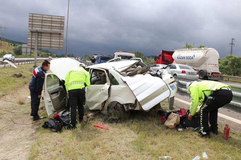 Bolu'da kontrolden çıkan otomobil refüje uçtu 5 yaralı - Resim: 3
