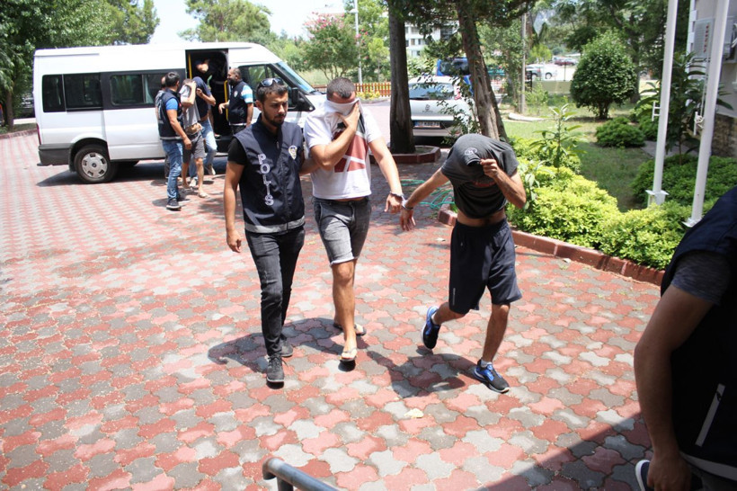 Fuhuş için müşterilere katalog gönderen çete operasyonunda 9 tutuklama - Resim: 4