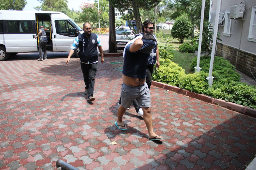 Fuhuş için müşterilere katalog gönderen çete operasyonunda 9 tutuklama - Resim: 3