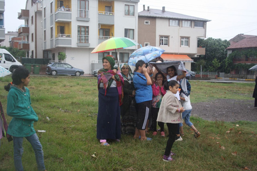 Sağanak yağmura rağmen intihar girişimini böyle izlediler - Resim: 1