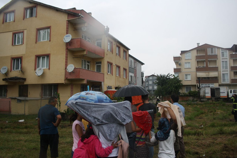 Sağanak yağmura rağmen intihar girişimini böyle izlediler - Resim: 2