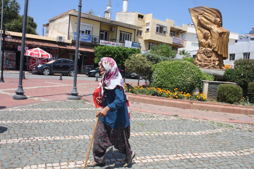 Sultan teyzenin dramı! Antalya'da oğlunun kefil olduğu kişiler dolandırmış - Resim: 1
