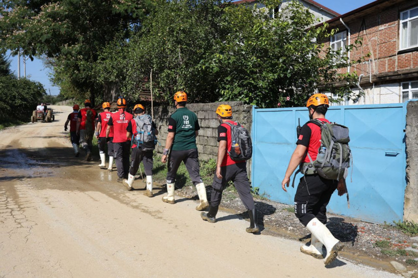 İHH ekipleri selin esir aldığı Düzce’de - Resim: 3