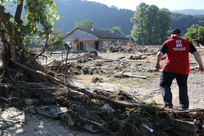 İHH ekipleri selin esir aldığı Düzce’de - Resim: 4