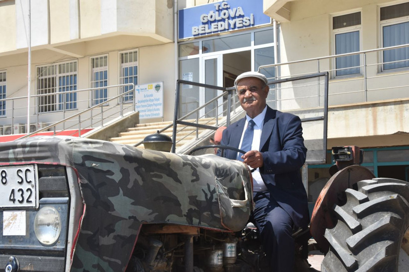 Sivas Gölova Belediye başkanı makam aracı olarak 36 yıllık traktörünü kullanıyor - Resim: 2