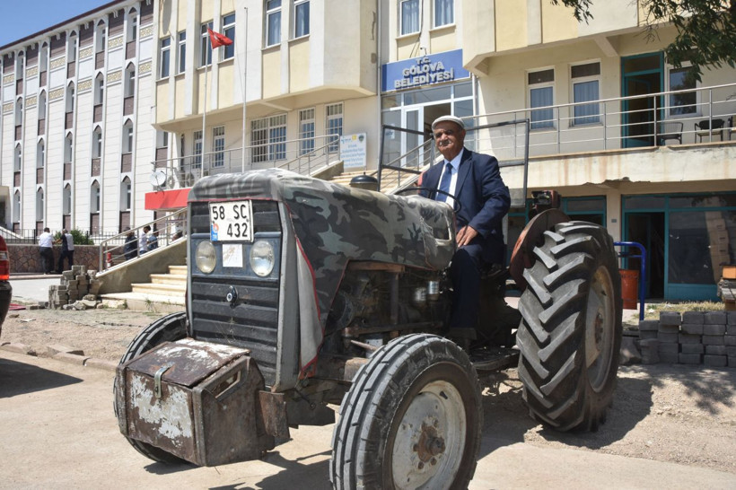 Sivas Gölova Belediye başkanı makam aracı olarak 36 yıllık traktörünü kullanıyor - Resim: 1