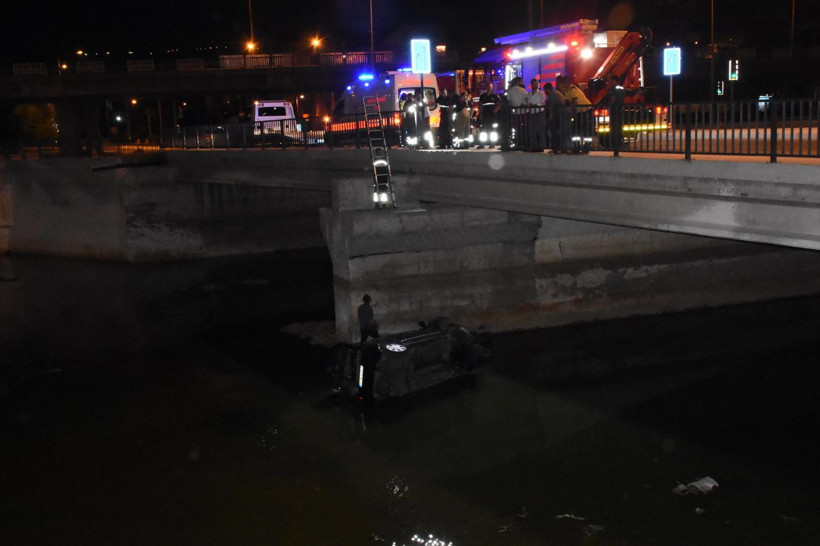 Dereye uçan aracının üzerine çıktı çaresizce yardım gelmesini bekledi - Resim: 1