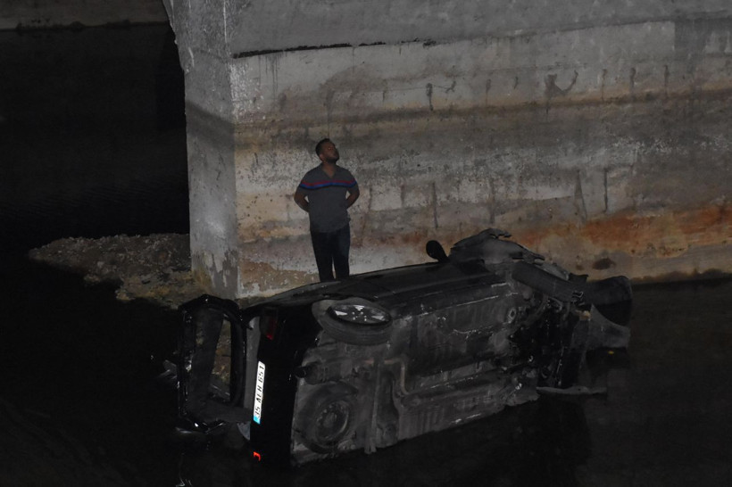 Dereye uçan aracının üzerine çıktı çaresizce yardım gelmesini bekledi - Resim: 2