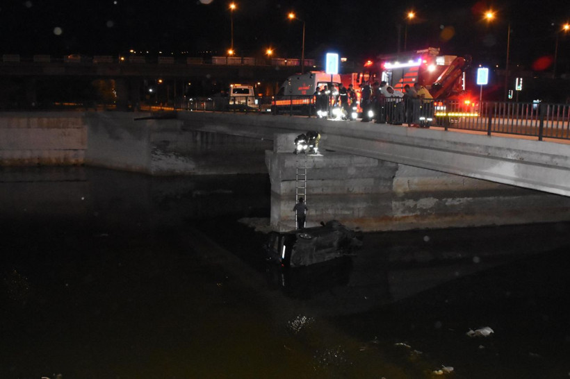 Dereye uçan aracının üzerine çıktı çaresizce yardım gelmesini bekledi - Resim: 4