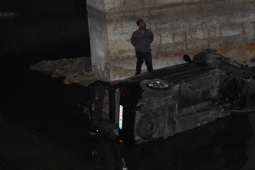 Dereye uçan aracının üzerine çıktı çaresizce yardım gelmesini bekledi - Resim: 3