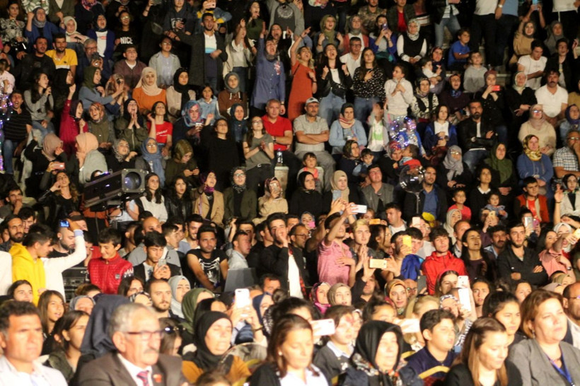 Tuğba Yurt ilk kez o şehirde konser verdi! Ortalığı yıktı geçti - Resim: 3