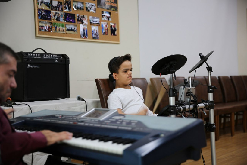 O halleri duygulandırmıştı! Yoğurt kovalarıyla müzik yapan engelli Ali hayaline kavuştu! - Resim: 4