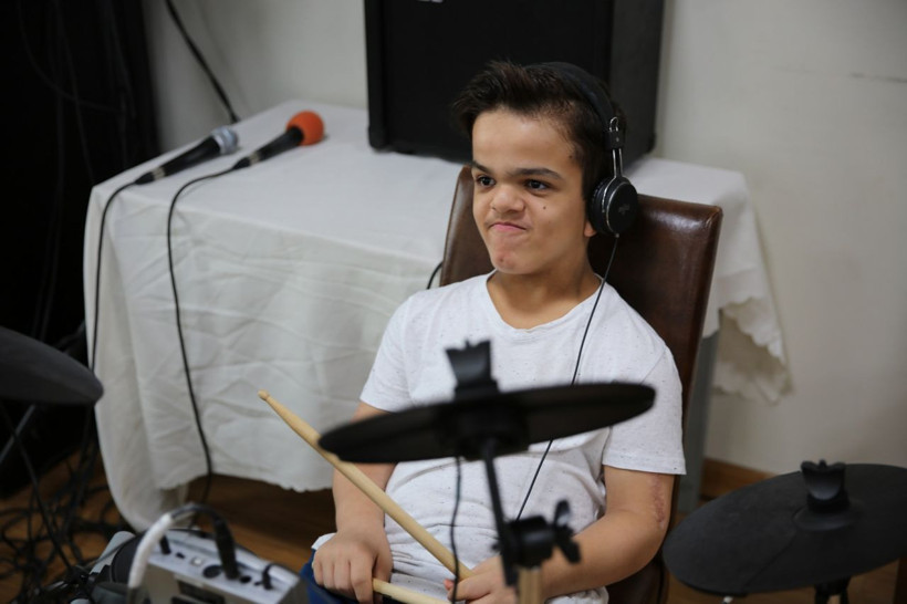 O halleri duygulandırmıştı! Yoğurt kovalarıyla müzik yapan engelli Ali hayaline kavuştu! - Resim: 1