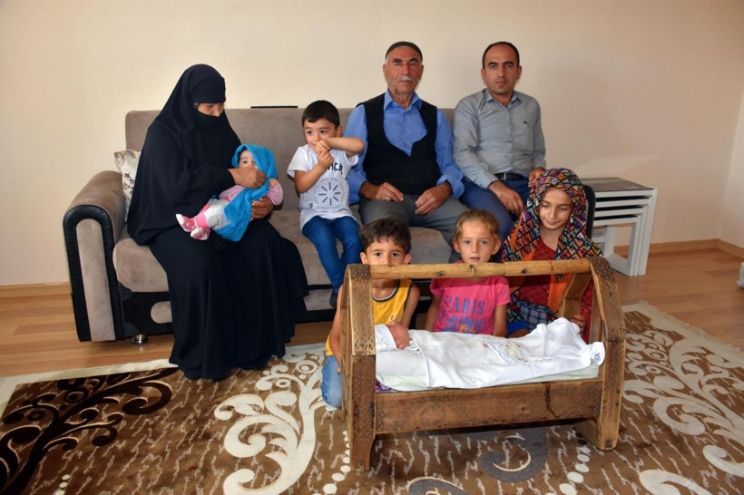 Muş'ta ceviz ağacından yapılan asırlık beşikte 4 kuşak büyüdü! - Resim: 1