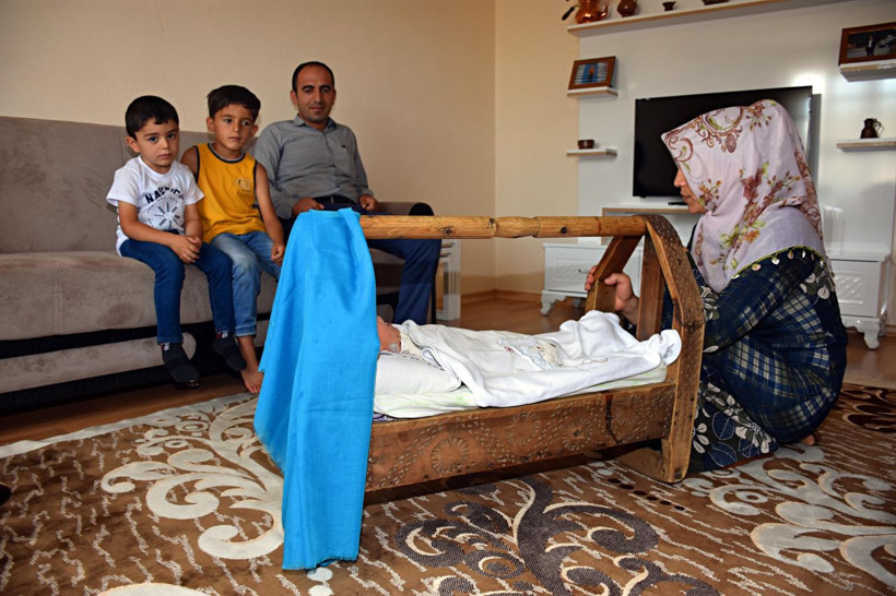 Muş'ta ceviz ağacından yapılan asırlık beşikte 4 kuşak büyüdü! - Resim: 3