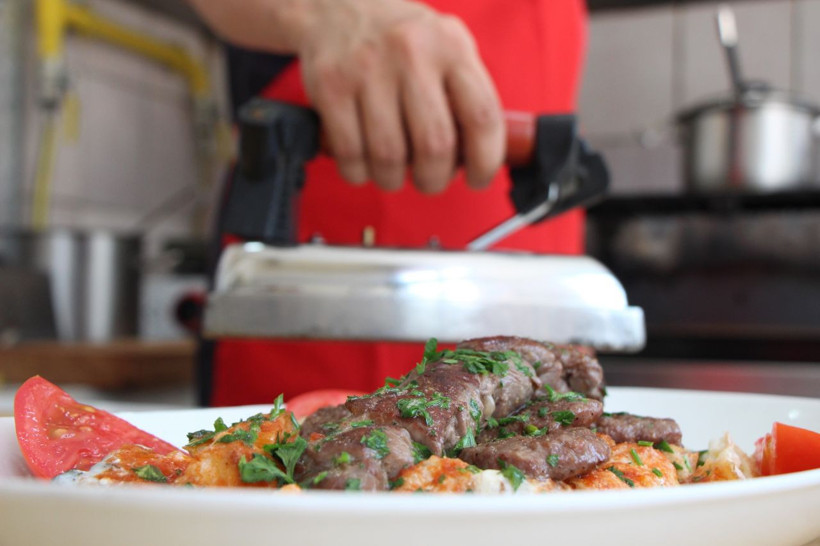 Bu lokantayı görenler gözlerine inanamıyor! Etleri ütüde pişiriyorlar - Resim: 2