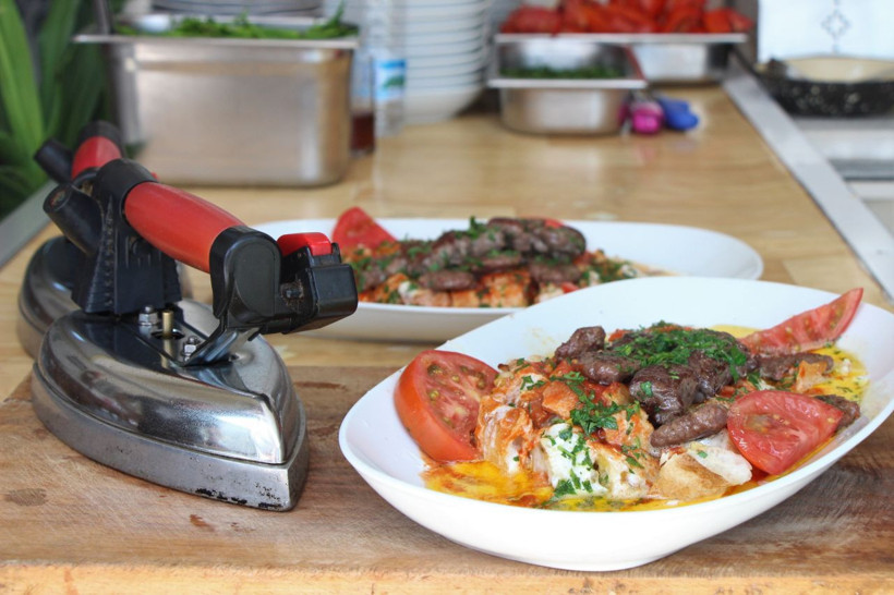 Bu lokantayı görenler gözlerine inanamıyor! Etleri ütüde pişiriyorlar - Resim: 3