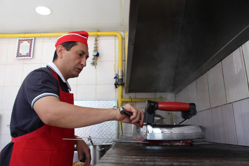 Bu lokantayı görenler gözlerine inanamıyor! Etleri ütüde pişiriyorlar - Resim: 4