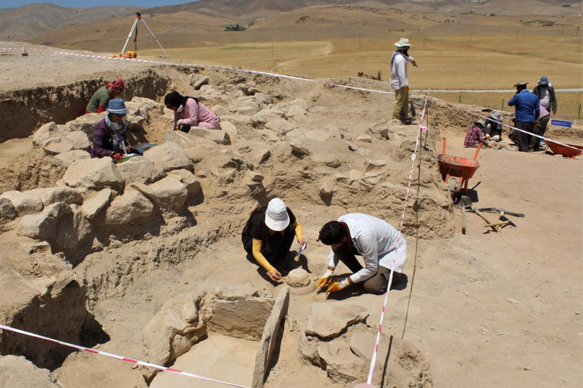 Van'da 2750 yıllık mezarlık keşfedildi! Cesetleri 4 farklı şekilde gömmüşler - Resim: 1