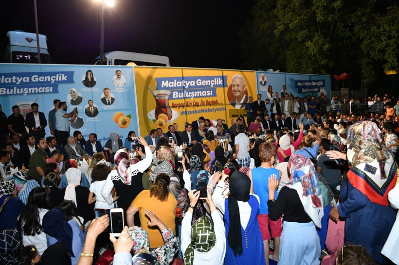 Binali Yıldırım gençleri telefonla Erdoğan'la görüştürdü Bakın rehberine nasıl kaydetmiş! - Resim: 1