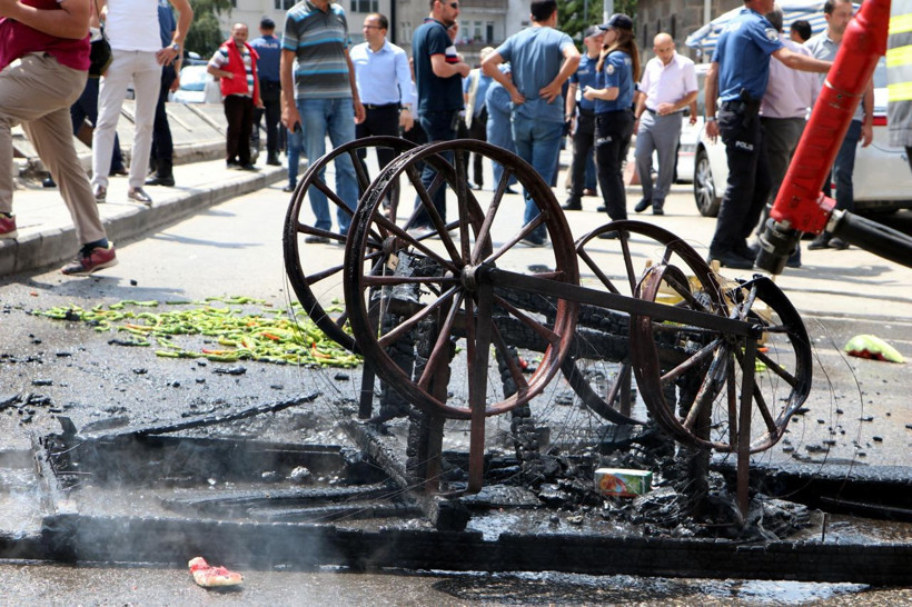 Erzurum'da seyyar satıcılar eylem yaptı çocuklar sebzeleri topladı! - Resim: 4