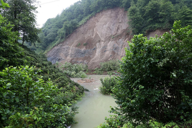 Rize'de yoğun yağışlar nedeniyle heyelan oldu yollar trafiğe kapatıldı - Resim: 4