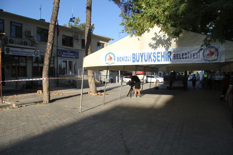 Denizli'de depremzedeler için konaklama çadırlar kuruluyor - Resim: 2